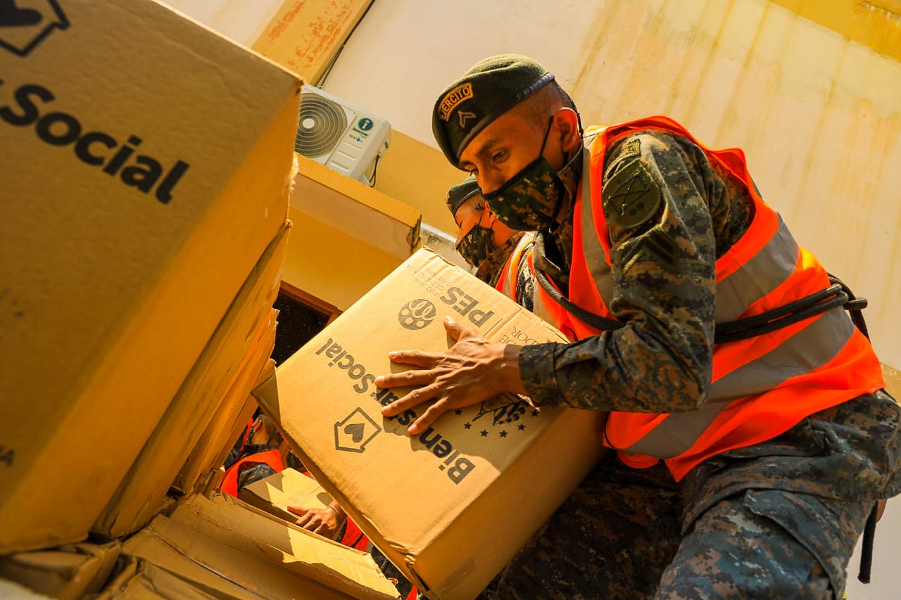 Ejército de Guatemala carga paquetes alimentarios para distribuirlos entre los afectados por ETA ejercito-de-guatemala-carga-paquetes-alimentarios-para-distribuirlos-entre-los-afectados-por-eta